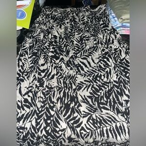 Gap skirt with elastic waist. Size M